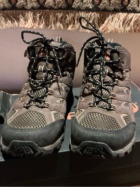 LNWOT Merrell Moab Mid Hiking Boots